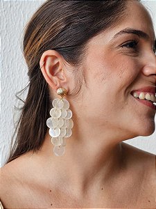 Brinco escama madreperola sereia branco