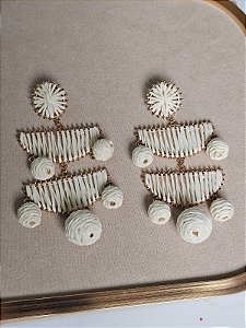 Brinco ráfia equilíbrio branco