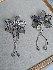 Brinco flor chapa prata