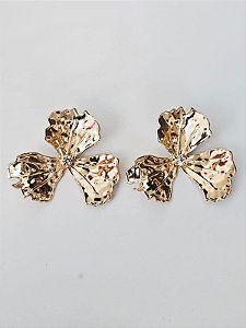 Brinco flor três pétalas dourado