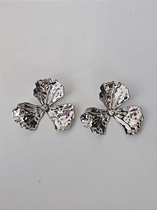 Brinco flor três pétalas prata