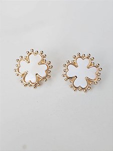 Brinco trevo madreperola dourada