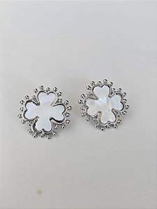 Brinco trevo madreperola prata