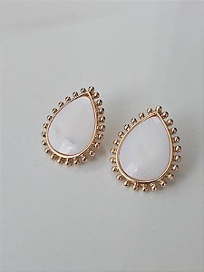 Brinco gota madreperola dourado