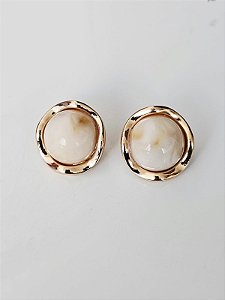 Brinco botão resina bege