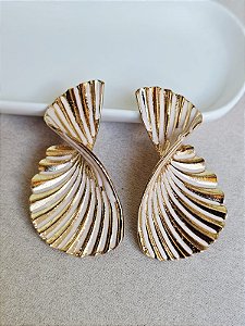 Brinco leque torcido bege