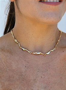 Colar curto montanhas dourado