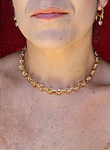 Colar curto elo tríade dourado