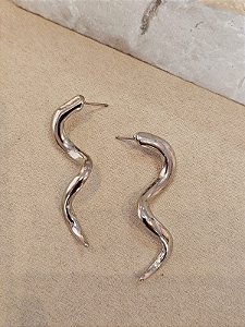 Brinco ondulado prata