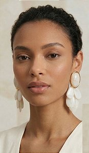 Brinco maxi pétalas de madrepérola