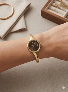 Relógio bracelete dourado fundo preto