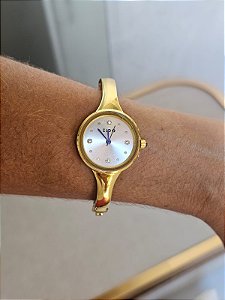 Relógio bracelete dourado fundo pérola