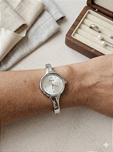 Relógio bracelete prata fundo pérola