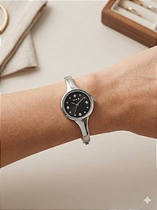 Relógio bracelete prata fundo preto
