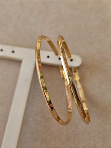 Argola triangular fina dourada