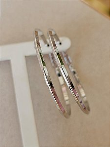 Argola triangular fina prata