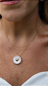 Gargantilha coração madrepérola dourado