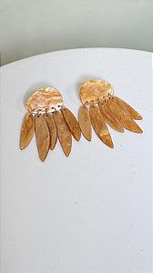 Brinco pétalas resina dourada