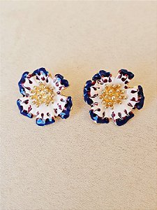 Brinco flor resinada azul e branca