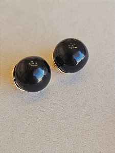 Brinco botão resina preto