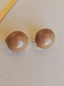 Brinco botão resina caramelo