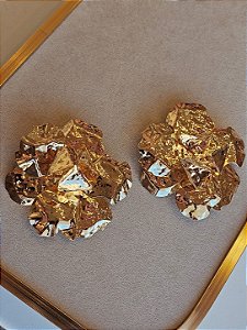 Brinco flor orgânica martelada dourado