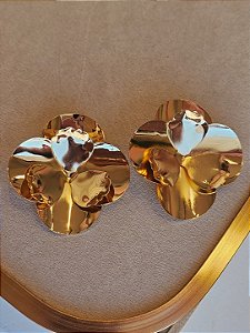 Brinco flor em pétalas dourado