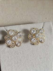 Brinco flor cravejada folheado dourado