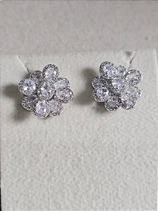 Brinco flor cravejada folheado prata