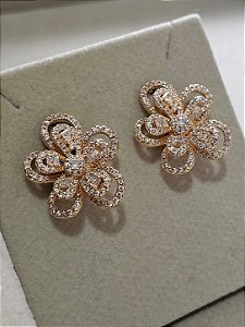 Brinco flor folheado dourado