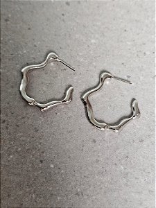 Argola ondulada prata