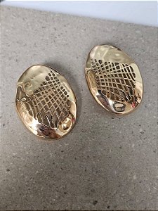 Brinco oval recortado