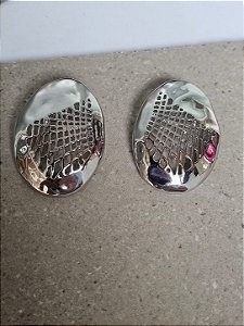 Brinco oval recortado prata