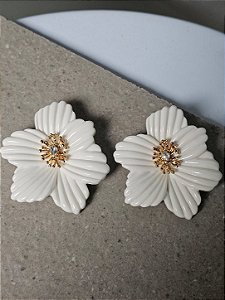 Brinco flor moça bonita branca