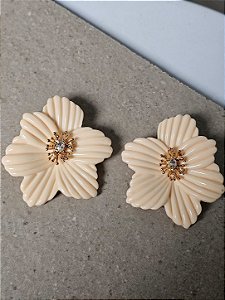 Brinco flor moça bonita bege