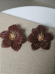 Brinco flor moça bonita marrom