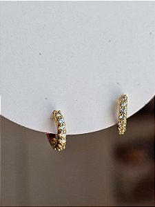 Mini argola cravejada dourada