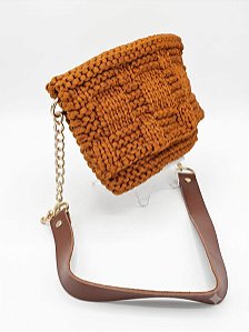 Bolsa de tricô marrom alça corrente mista