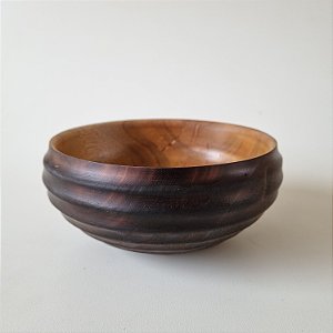 Tigela de madeira carbonizada