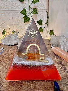 Orgonite Pirâmide Modelo NUBIAN Tamanho PADRÃO (10 cm altura x 08 cm largura) Reprogramação Quântica Celular (RQC) Nivel 1.