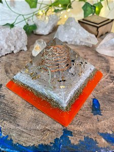 Orgonite Pirâmide Modelo QUEOPS TAMANHO MÉDIO (10cm largura X 6cm altura) para limpeza energética com a vibração da Reprogramação Quântica Celular (Nível 1)