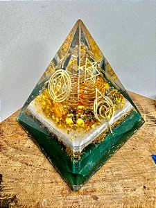 Orgonite Pirâmide Modelo NUBIAN Tamanho PADRÃO (10 cm altura x 08 cm largura) Reprogramação Quântica Celular (RQC) Nivel 3.
