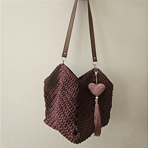 Bolsa de crochê grande com pingente e alça de couro ecológico