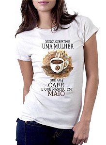 Camiseta Personalizada Nunca Subestime uma Mulher que Ama Café - Informe o Mês