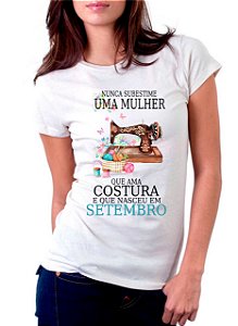 Camiseta Personalizada Nunca Subestime uma Mulher que Ama Costura - Informe o Mês