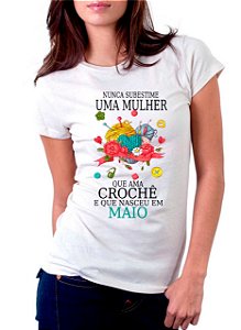 Camiseta Personalizada Nunca Subestime uma Mulher que Ama Crochê - Informe o Mês