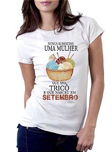Camiseta Personalizada Nunca Subestime uma Mulher que Ama Tricô II - Informe o Mês
