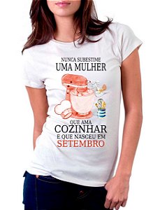 Camiseta Personalizada Nunca Subestime uma Mulher que Ama Cozinhar - Informe o Mês