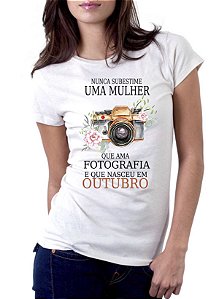 Camiseta Personalizada Nunca Subestime uma Mulher que Ama Fotografia - Informe o Mês