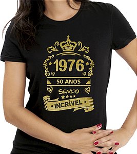 Camiseta Personalizada Preta Quarenta Cinquenta Anos Sendo Incrível Dourada - Informe o Ano e Idade